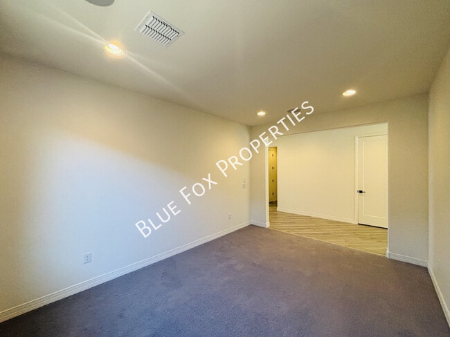 Building Photo - 8038 N Purple Aster Pl