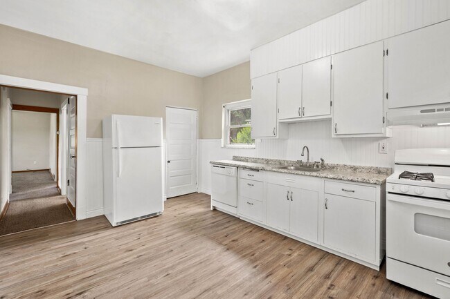 Building Photo - 447 Elm Rd