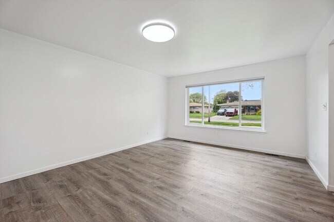 Building Photo - Move-In Ready 4 bedroom, 3 bathroom Home i...
