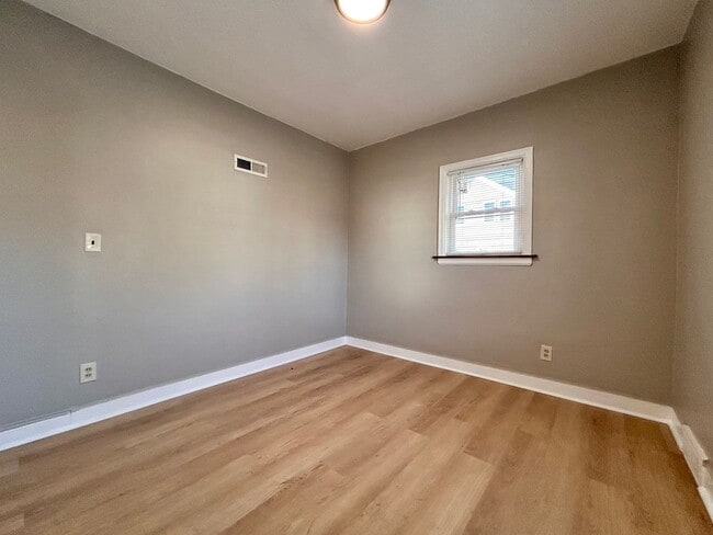 Building Photo - 297 W Larch Ave