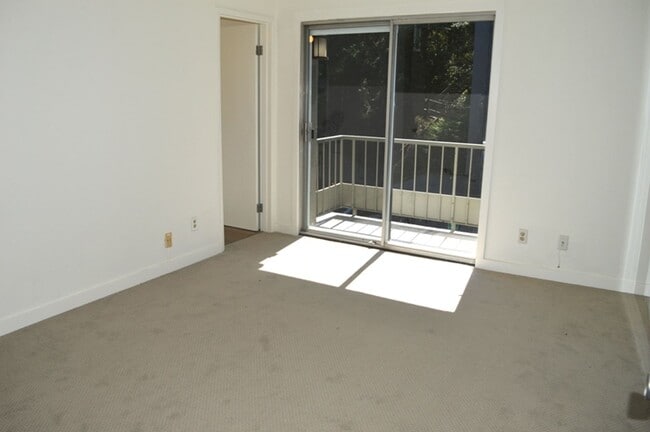 Building Photo - Beautifully Updated Condo with Bay View and 2 Primary Suites!