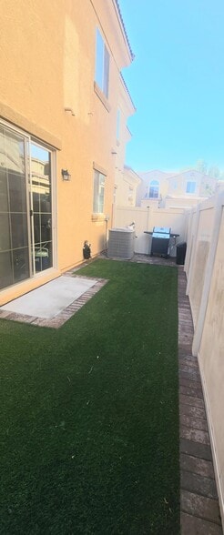 Building Photo - 1367 S Country Club Dr