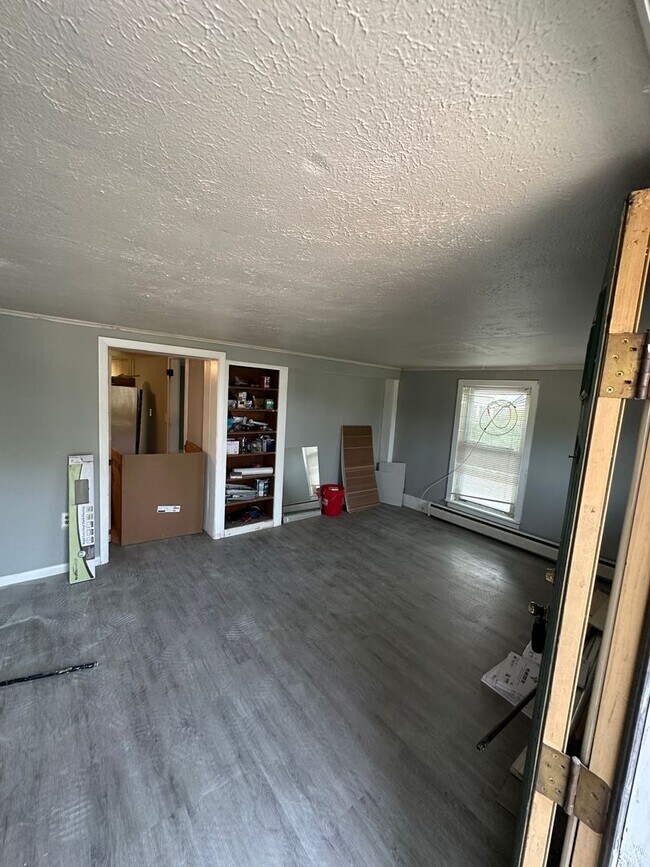 Building Photo - Newly Renovated 1 Bed, 1 Bath Unit in Farm...
