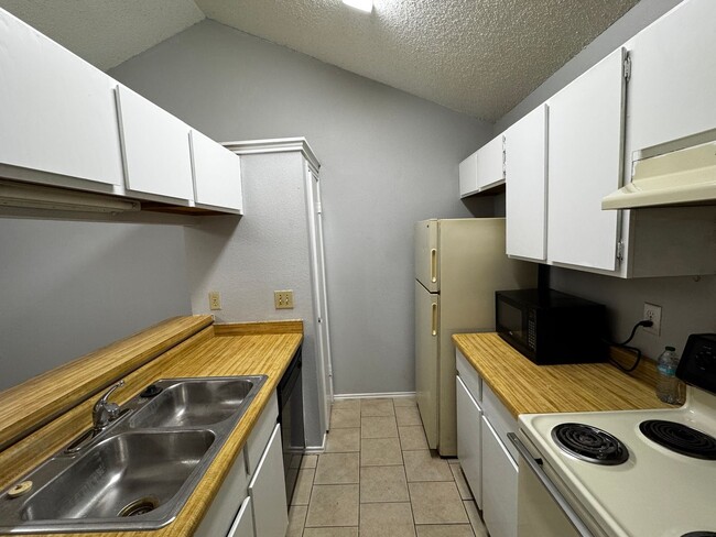Building Photo - 14414 Watermill