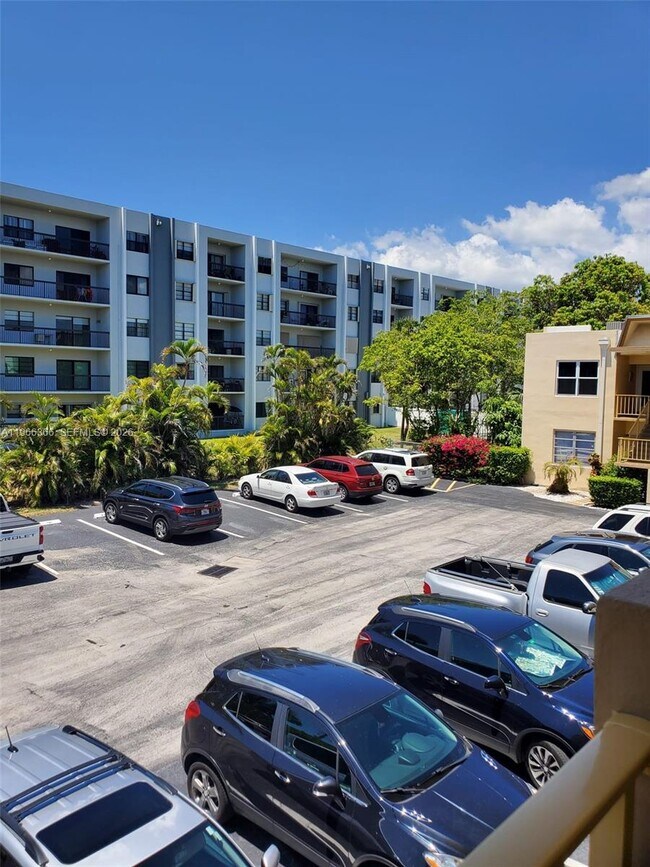 Building Photo - 851 NE 14th Ave