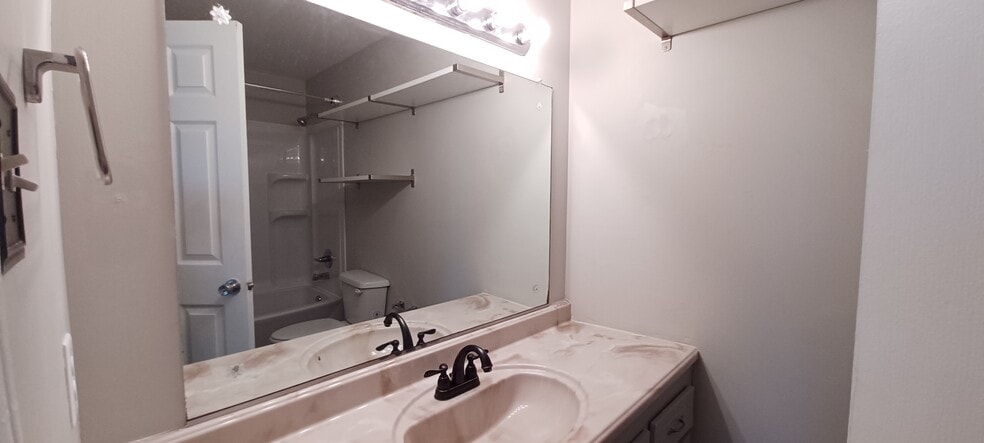 Building Photo - 206 S Hillcrest Dr