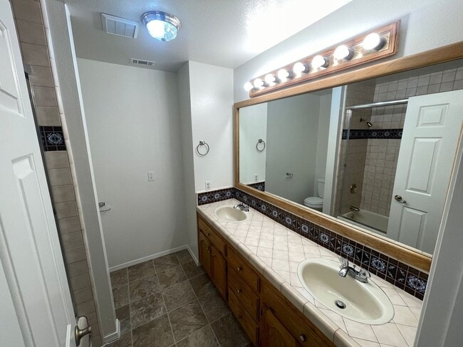 Building Photo - 1095 Robin Cir