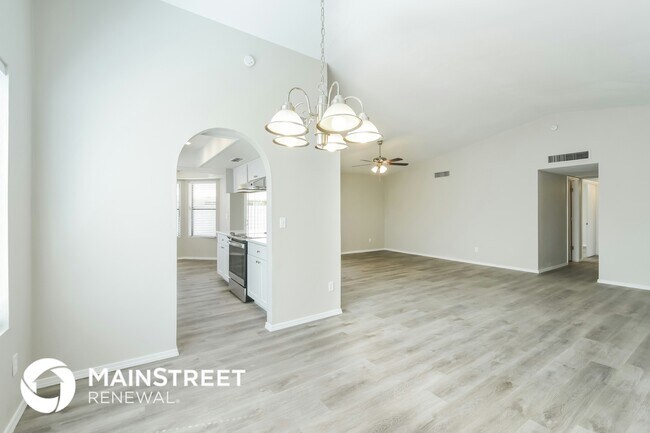 Building Photo - 5643 W Sunnyside Dr