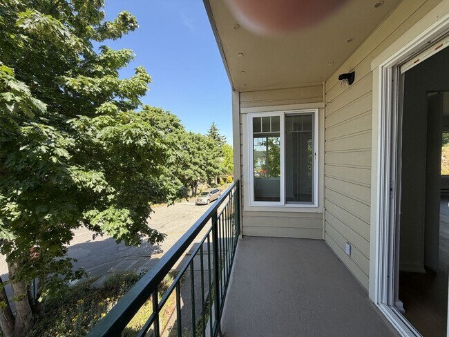 Building Photo - **Bright & Updated 2-Bedroom Condo with Water View in Friday Harbor!**