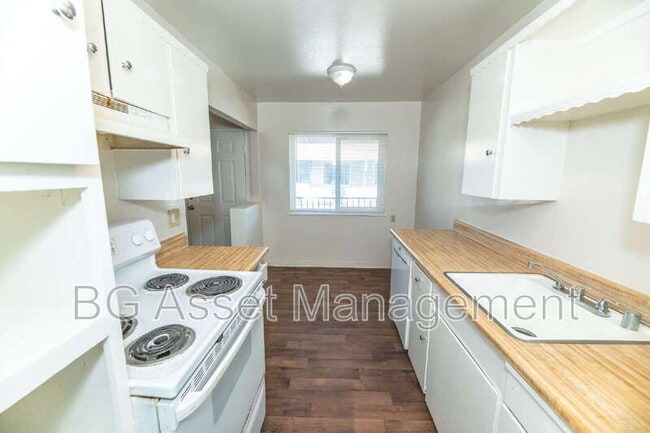 Building Photo - 1932 Ethan Wy