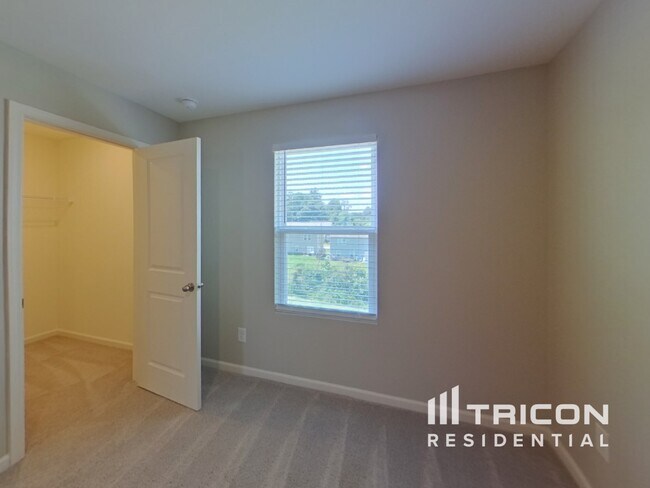 Building Photo - 100 Hyde Pk