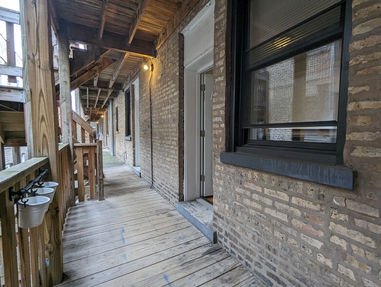 Building Photo - 4417 N Wolcott Ave