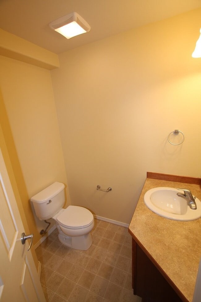 Building Photo - 3 Bedroom East Anchorage Condo w/ Fenced Yard!