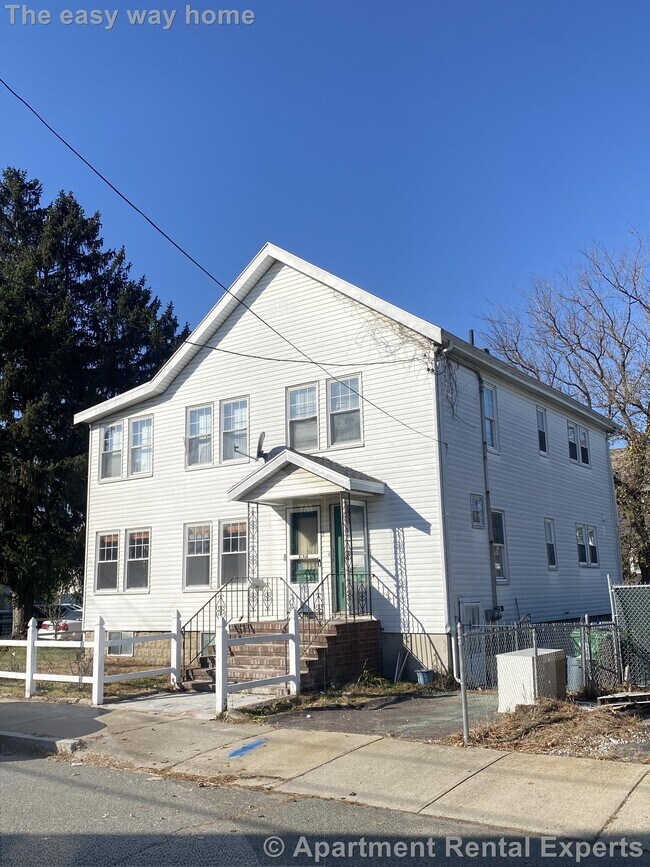 Building Photo - 2-4 Goldsmith Ave Unit #1