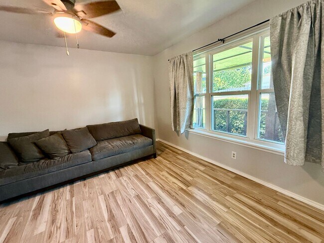 Building Photo - Nice 3 bedroom 2.5 bath near Jenks HS