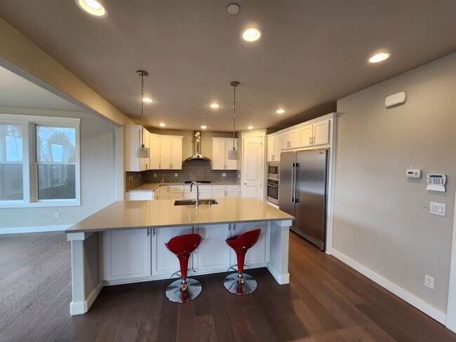 Building Photo - Large Spacious 4 Bed Home