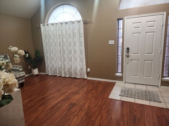Building Photo - Move In Ready