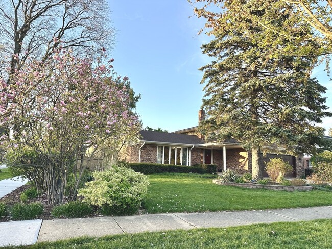 Building Photo - 1712 E Maya Ln