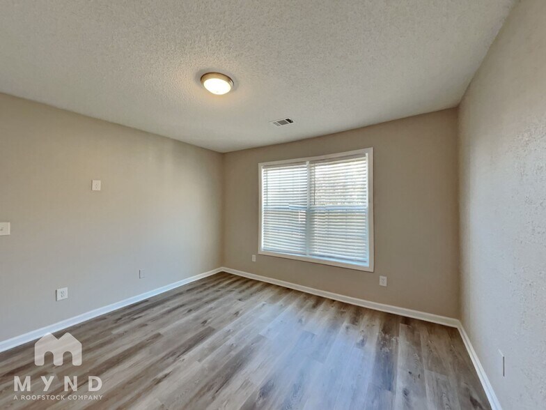 Building Photo - 203 Peachtree Glen Dr