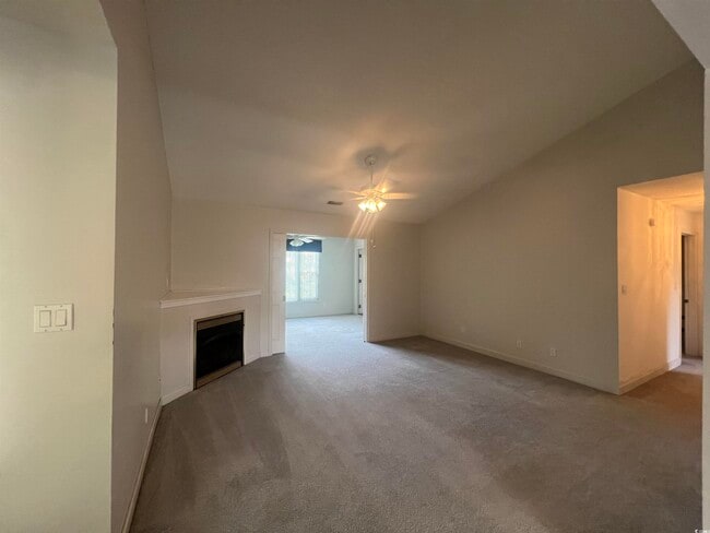 Building Photo - 595 Willow Green Dr