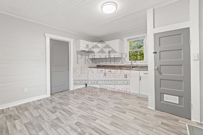 Building Photo - 608 32nd St