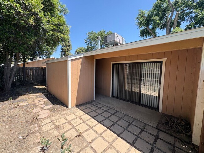 Building Photo - NW Condo Near Shopping Center Available Now!