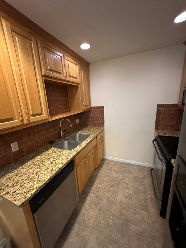 Building Photo - 4911 Sunset Dr