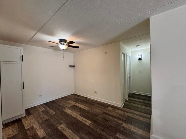 Building Photo - 270 Shorewood Dr