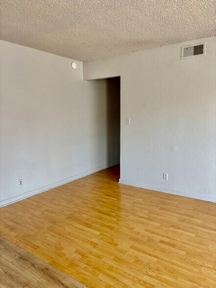 Building Photo - 1331 Pinetree Dr
