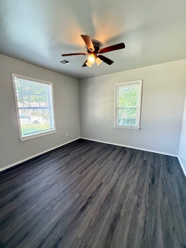 Building Photo - Cozy 3-Bedroom with HUGE Yard – Available ...