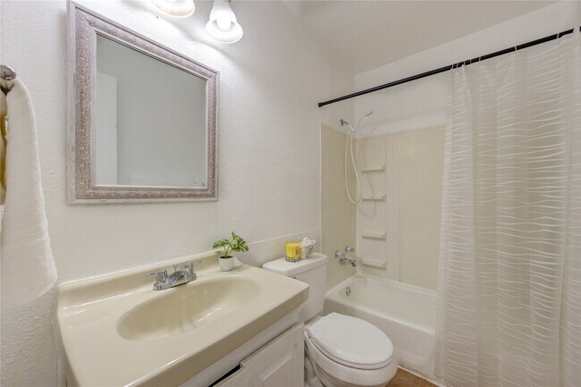 Building Photo - 2205 Kingsdale Dr