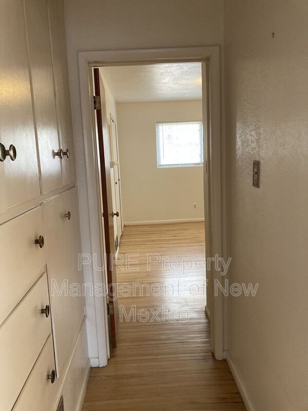 Building Photo - 712 Cagua Dr NE