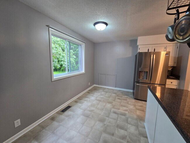 Building Photo - Country Charm Meets City Convenience – You...