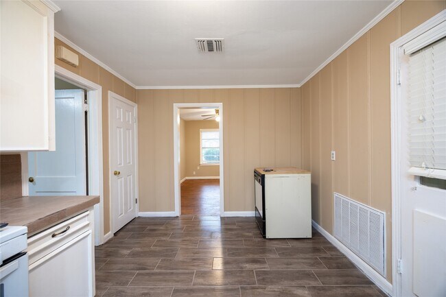 Building Photo - 304 Harris Blvd