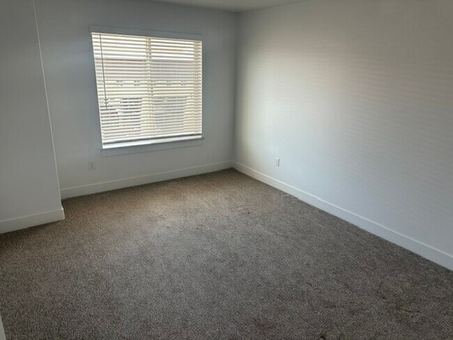 Building Photo - Beautiful town home for rent.