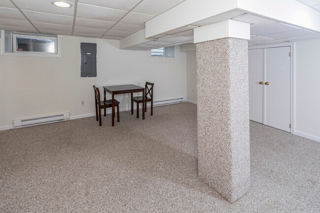 Building Photo - 35 Maple St