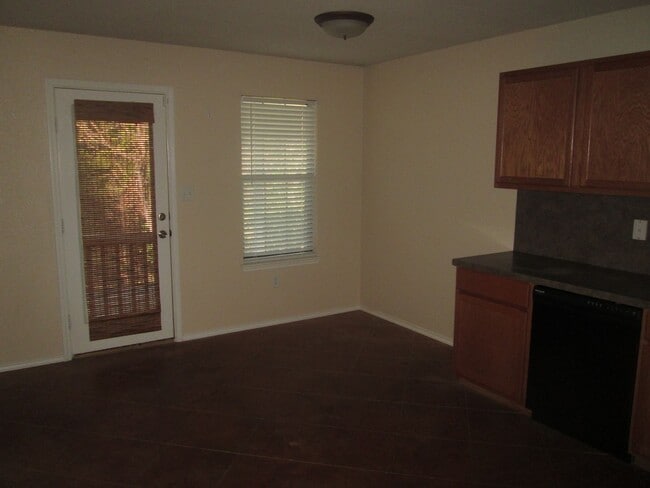 Building Photo - 912 Carla Kay Dr