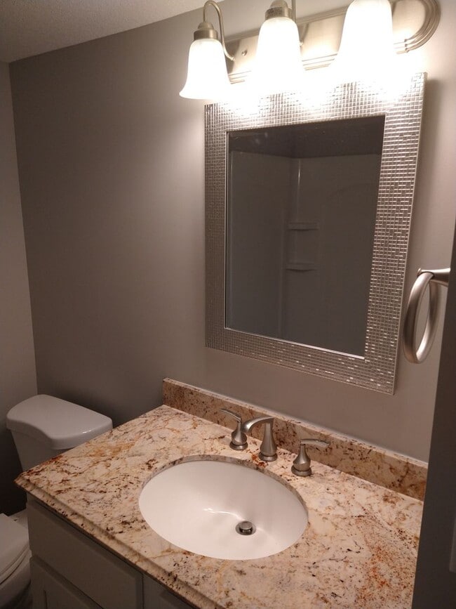 Building Photo - Cozy 3 Bed 1 & 3/4 Bath Townhome