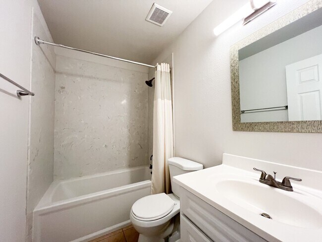 Building Photo - Upgraded 2 Bedroom Condo!!