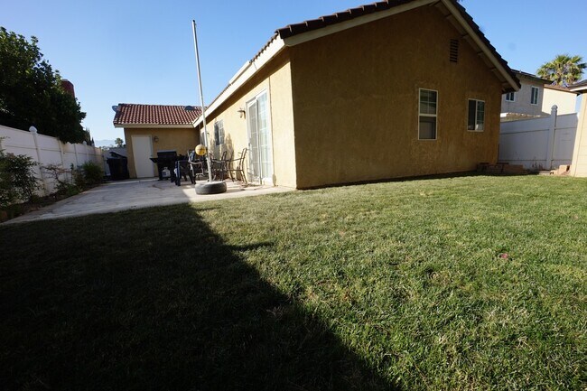 Building Photo - 3 Bedrooms with big backyard