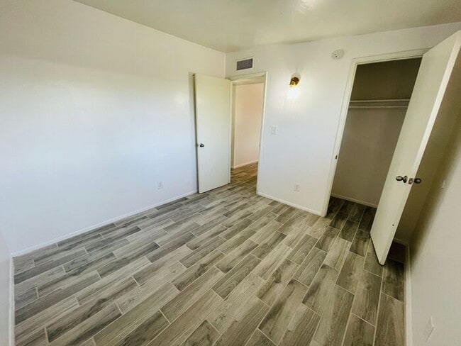 Building Photo - ***MOVE-IN SPECIAL*** Fully Remodeled 2 Be...