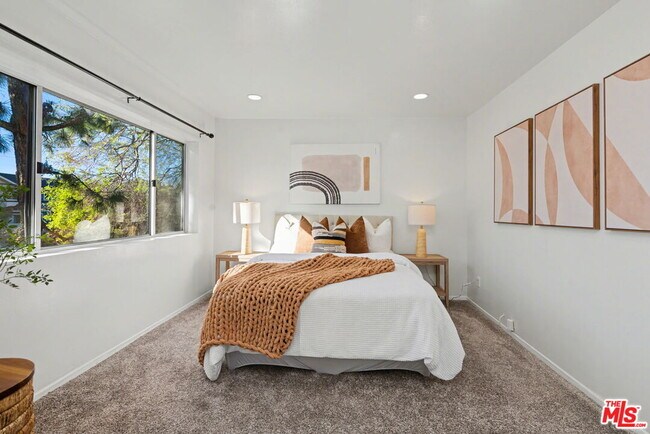 Building Photo - 14850 Hesby St