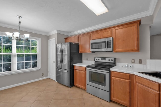 Building Photo - Donelson townhouse, 2 minutes from the lak...