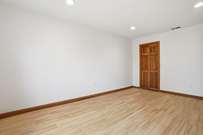 Building Photo - 59 School St