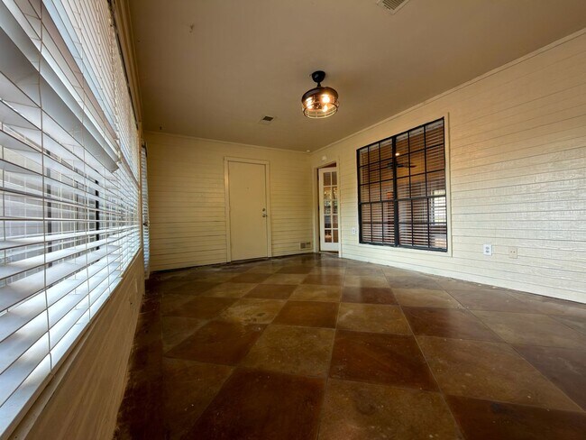 Building Photo - 520 Sumac Pl
