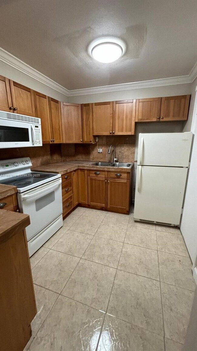 Building Photo - 1913 S Ocean Dr