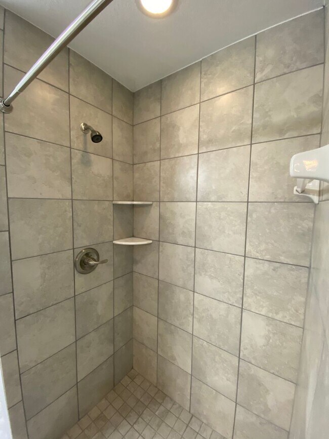Building Photo - Desirable SW Ocala Neighborhood 3/2/2 *WON...
