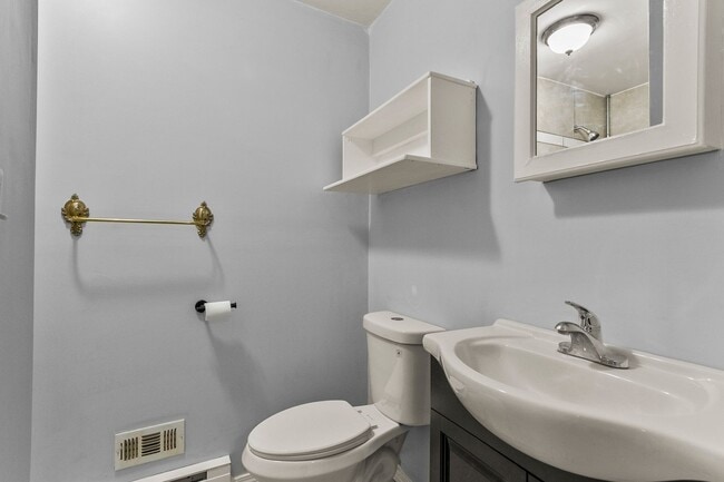 Building Photo - Charming Circlewood Cottage Available NOW!