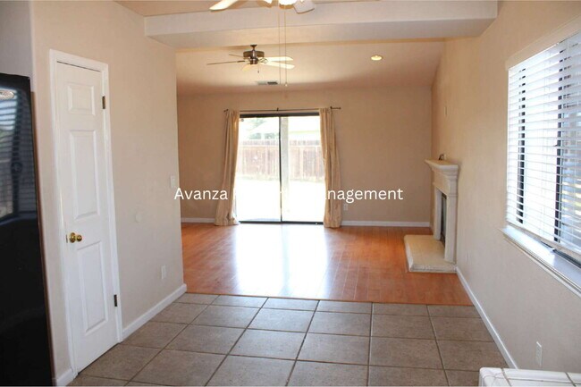 Building Photo - 4 Bedroom/2 Bath Home in Clovis  (Herndon and Armstrong)