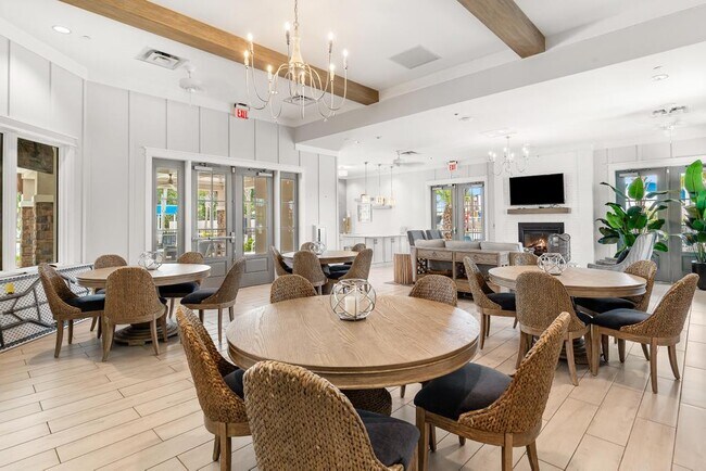 Building Photo - 368 Woods Ln